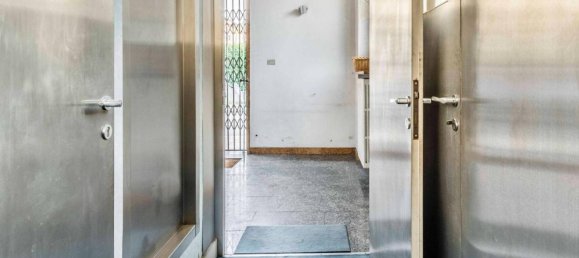 8 rooms Villa in Busto Arsizio, Italy No. 157420 2