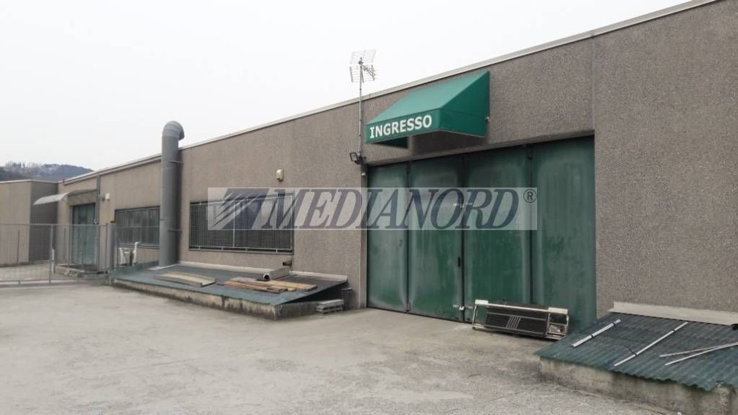 Almacén en Entratico, Italy 481 m² No. 16077