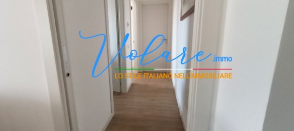 3 rooms Apartment in Rome, Italy No. 8679 13