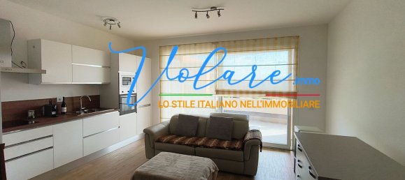 3 rooms Apartment in Rome, Italy No. 8679 2