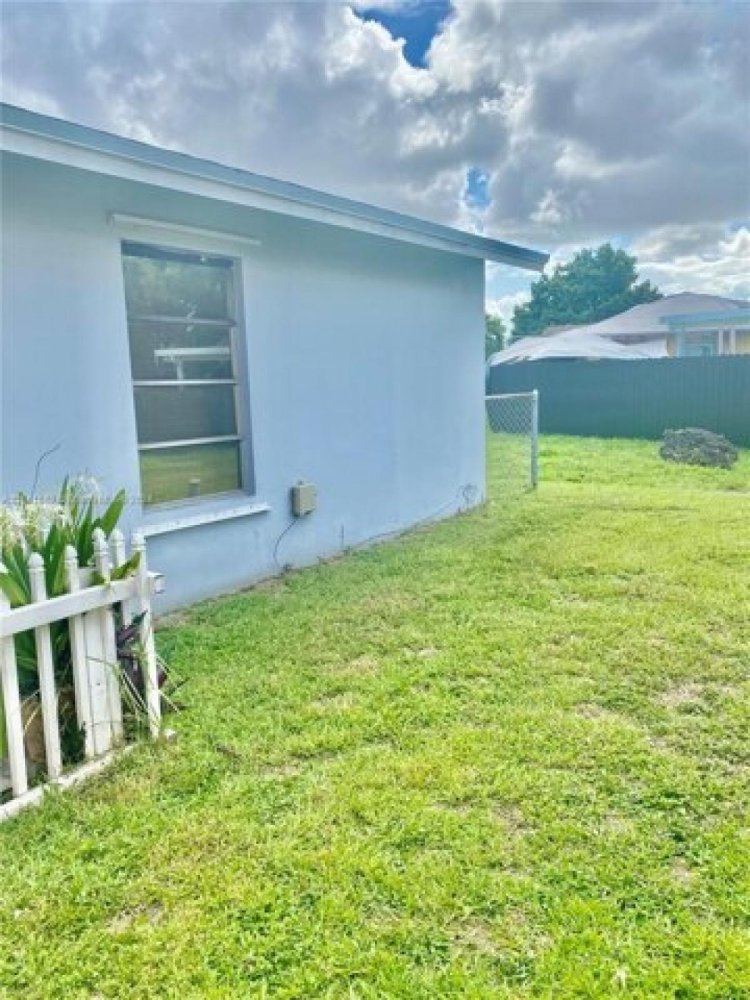 Дом с 3 спальнями в Майами, США № 222638