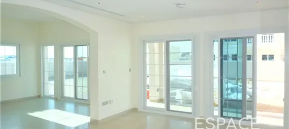 Vivenda T2 em Jumeirah Village Triangle, UAE N.º 106064 3