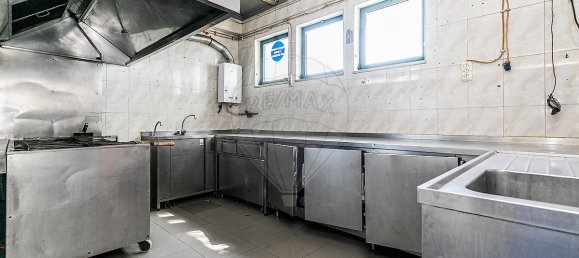 205m² Commercial property in Oeiras, Portugal No. 58654 12