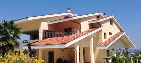 4 bedrooms Villa in Cappelle sul Tavo, Italy No. 339786 9