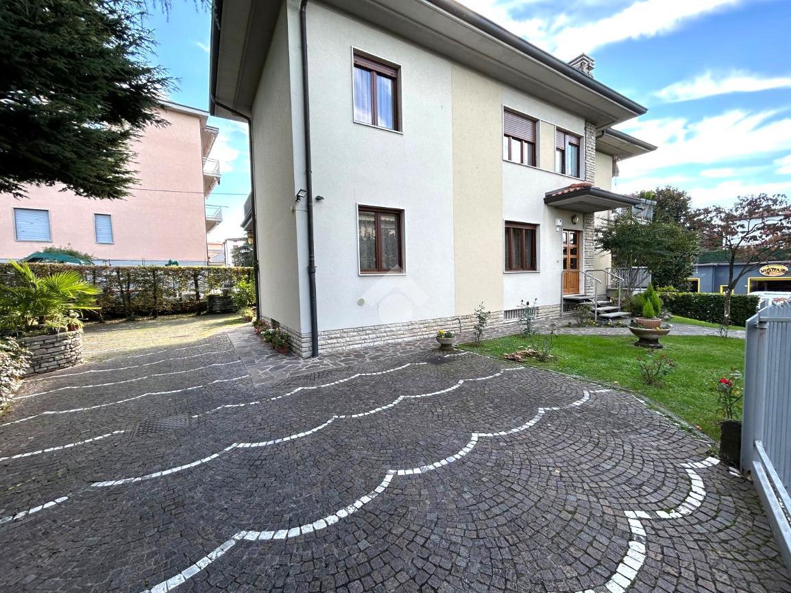 8 rooms Villa in Curno, Italy No. 7042