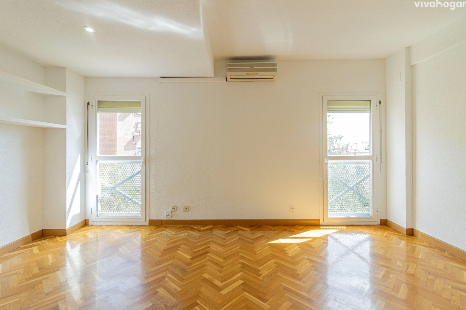 Dúplex de 3 dormitorios en Madrid, Spain No. 213718