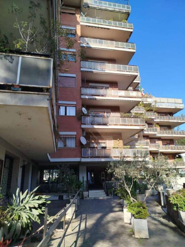 3 rooms Apartment in Rome, Italy No. 36736