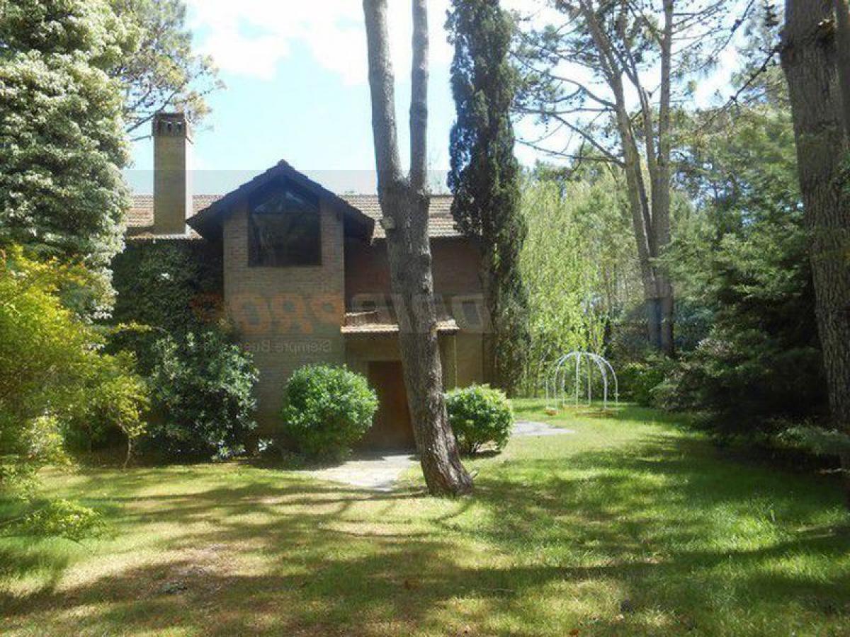 4 bedrooms House in Mar del Plata, Argentina No. 76368