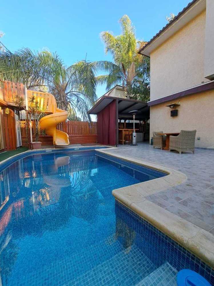 Коммерческая недвижимость с 4 спальнями в Лимассол, Кипр № 18455