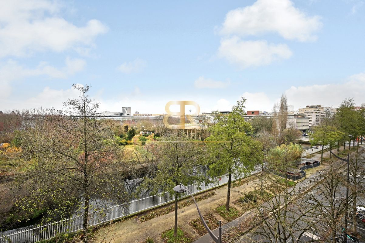 3 bedrooms Apartment in Paris, France No. 164420