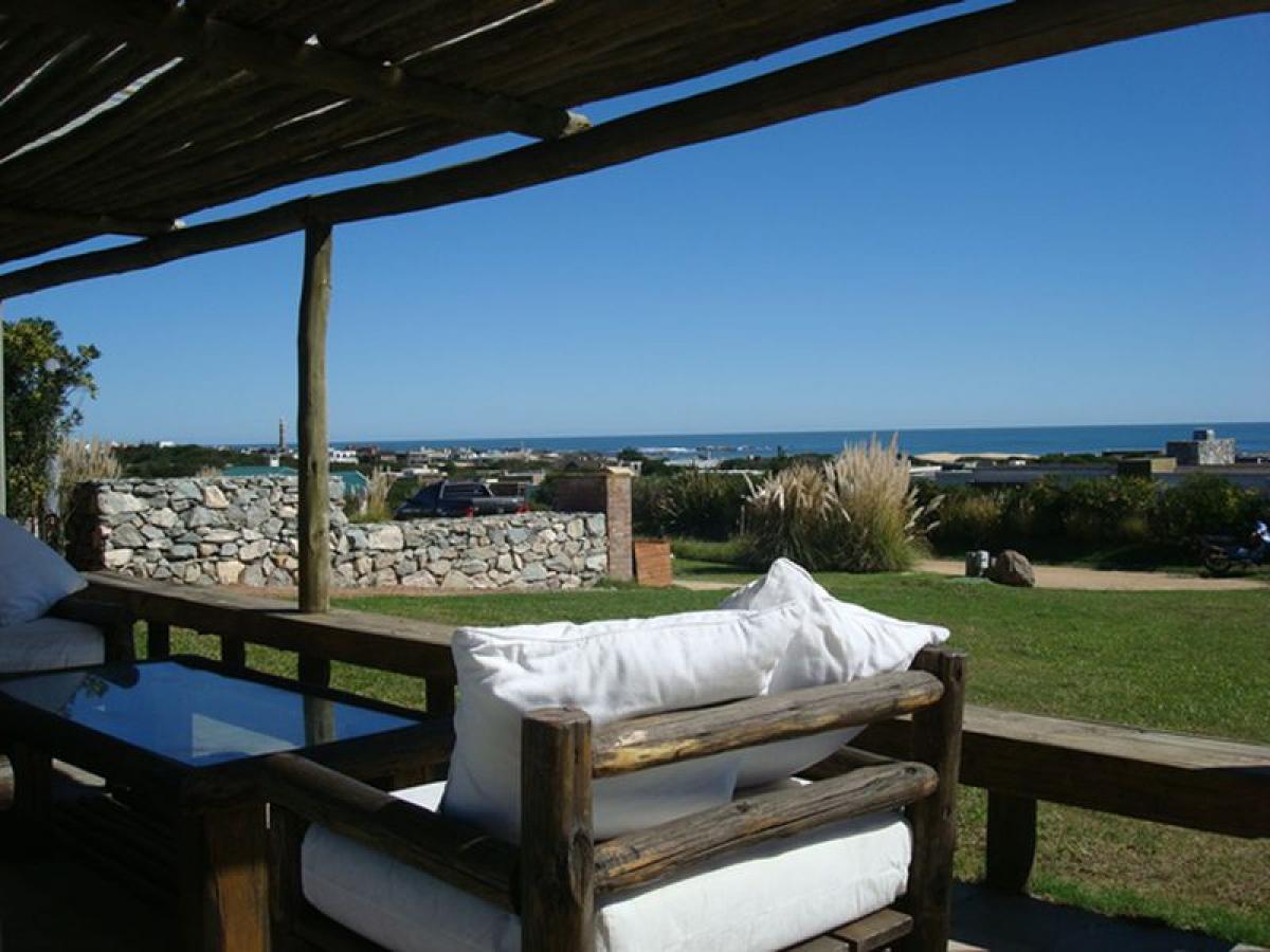 Casa de 2 dormitorios en Maldonado, Uruguay No. 9837