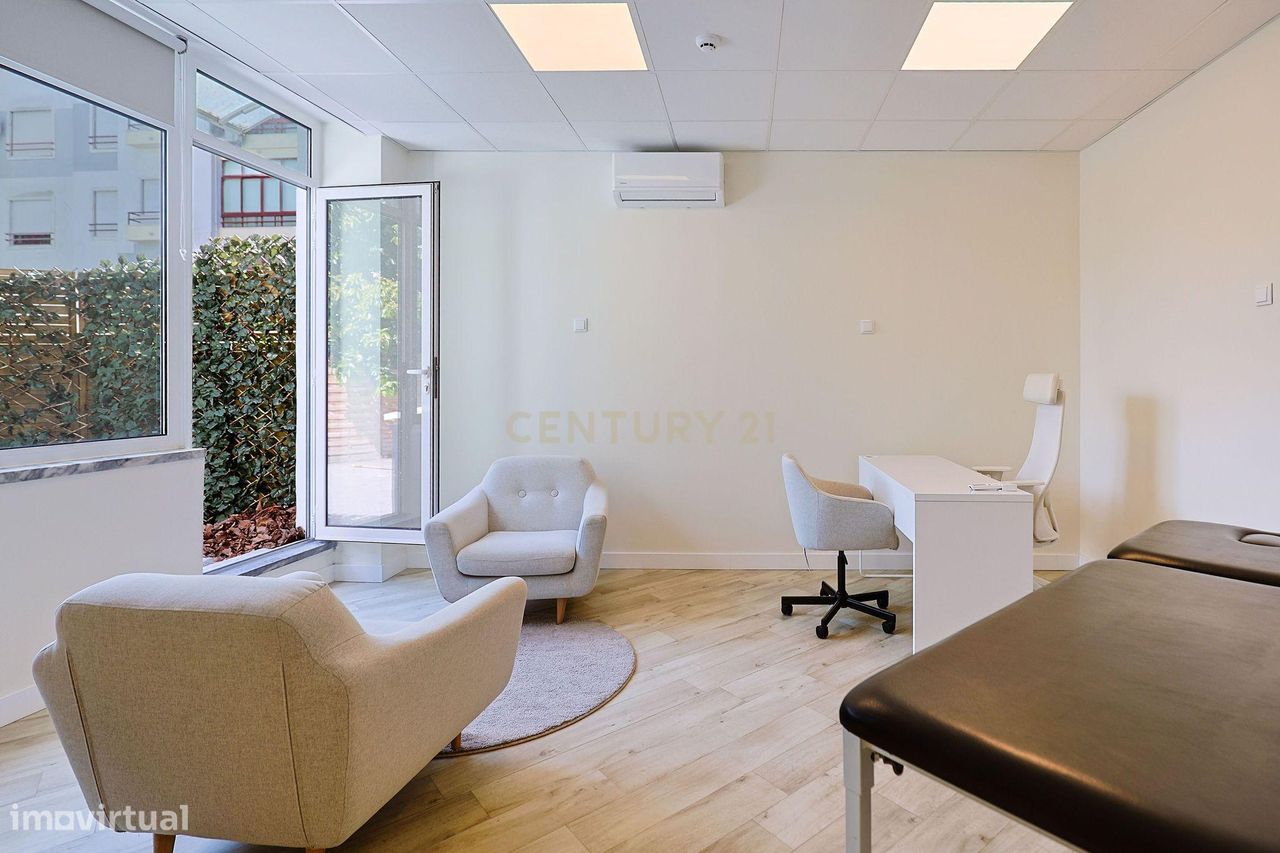 340m² Commercial property in Almada, Portugal No. 313217