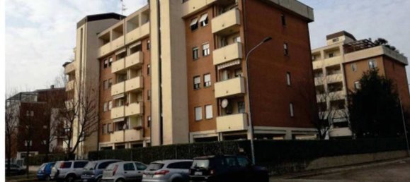 3 rooms Apartment in Rho, Italy No. 4989 3