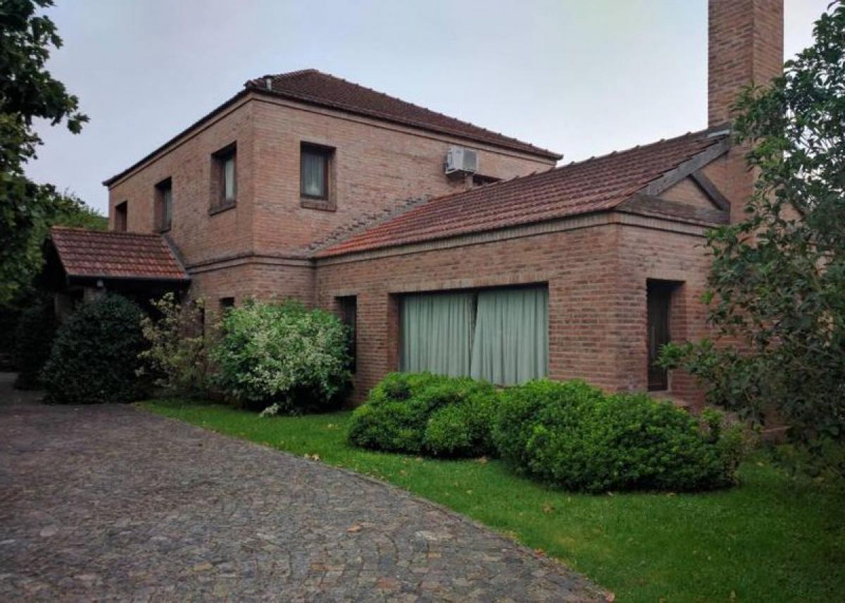 3 bedrooms House in Malvinas Argentinas, Argentina No. 12917