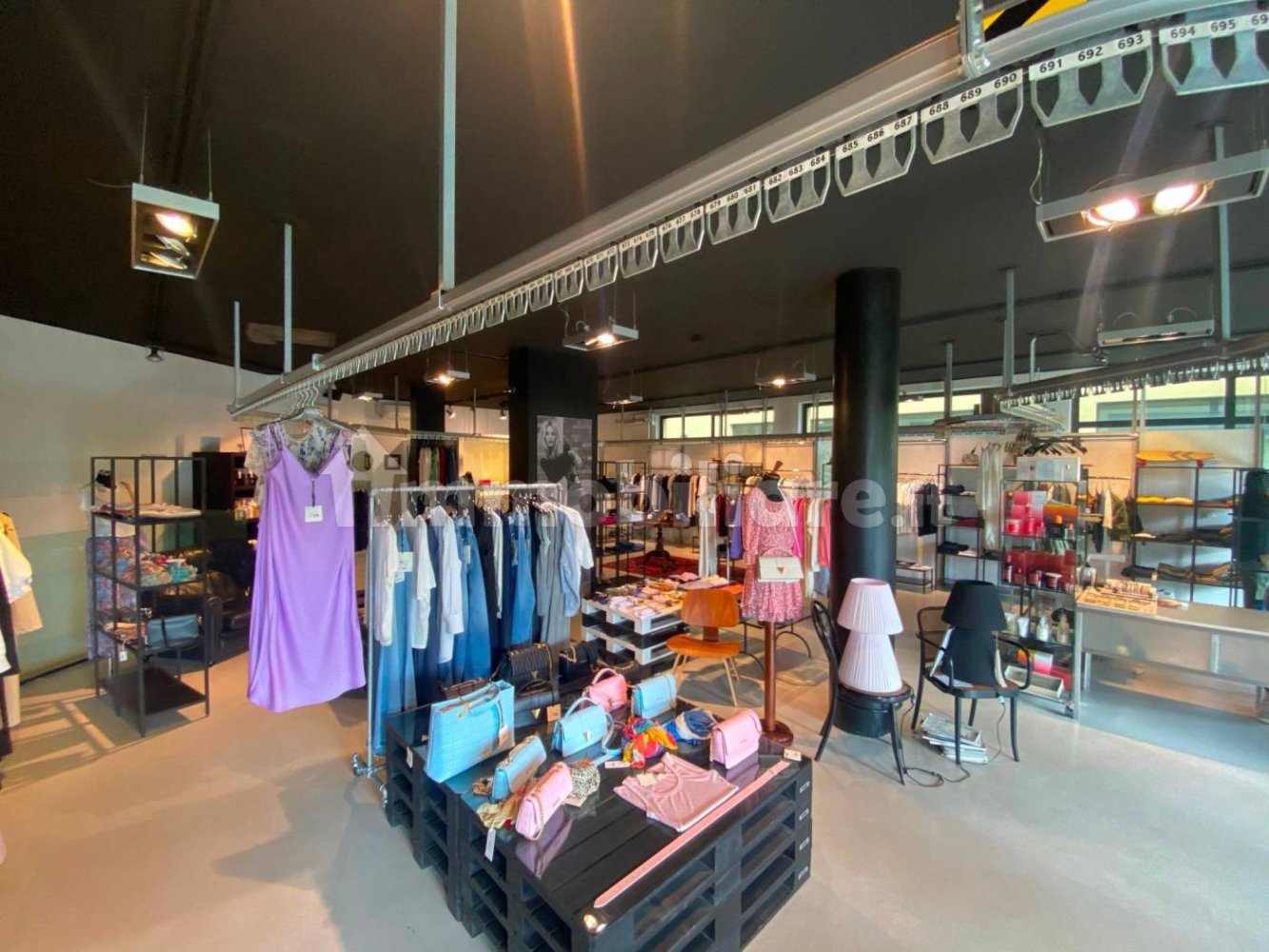 1غرفة عقار تجاري في Cassina Rizzardi, Italy رقم 106514