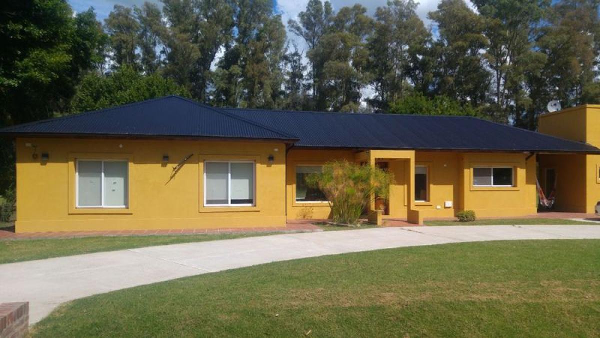 Casa de 4 dormitorios en General Rodríguez, Argentina No. 16934