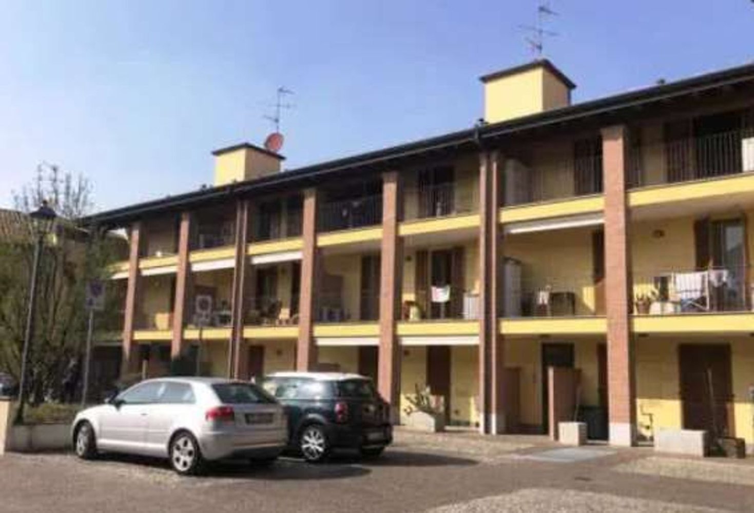 2غرفة شقة في Burago di Molgora, Italy رقم 2719