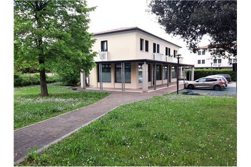8 rooms Commercial property in Susegana, Italy No. 298626