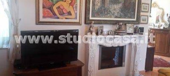 Вилла с 5 комнатами в Кротоне, Италия № 126022 2