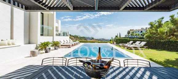 5 bedrooms Villa in El Madronal, Spain No. 31749 3