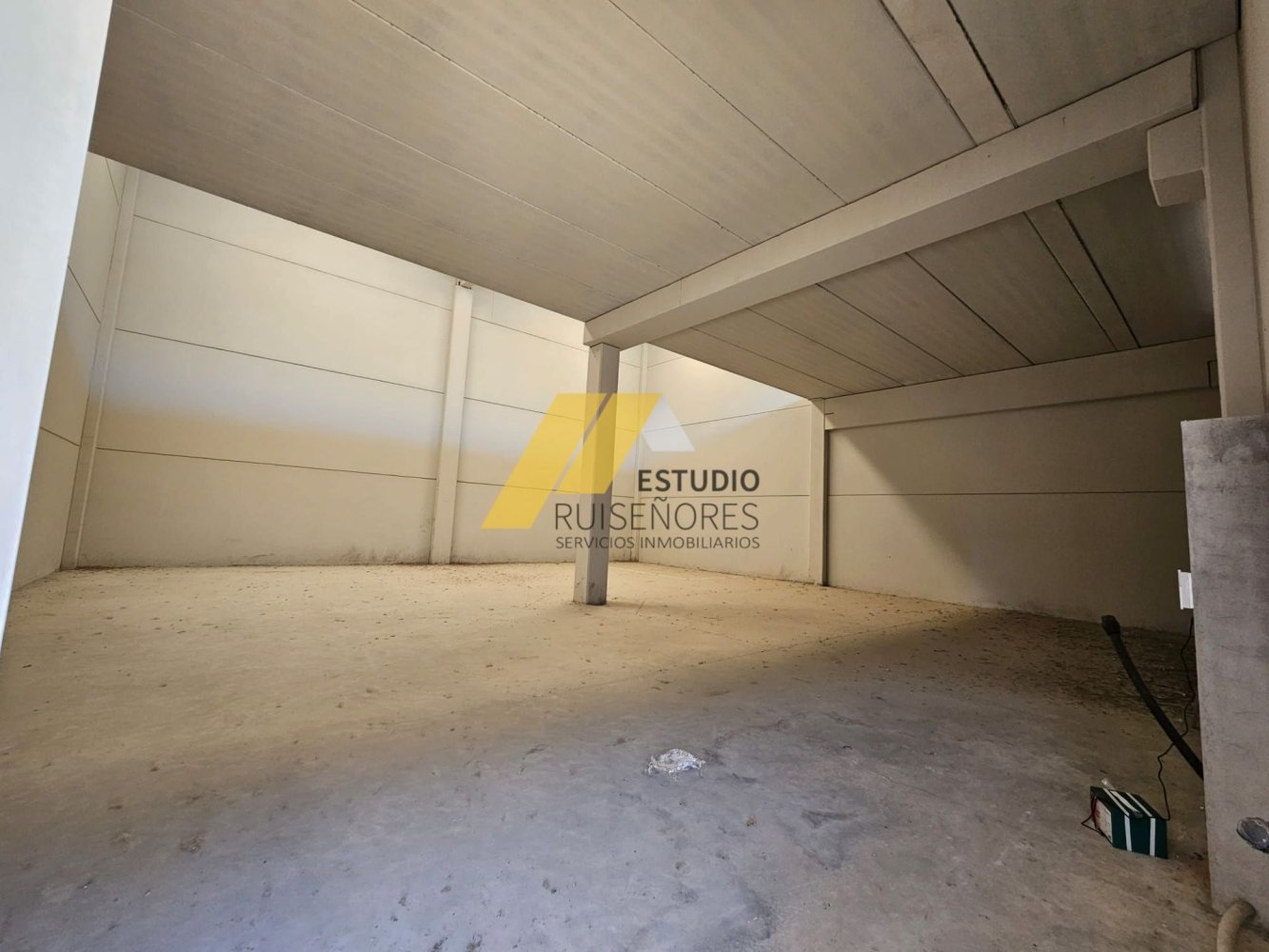 424m² Warehouse in Cartuja Baja, Spain No. 191502