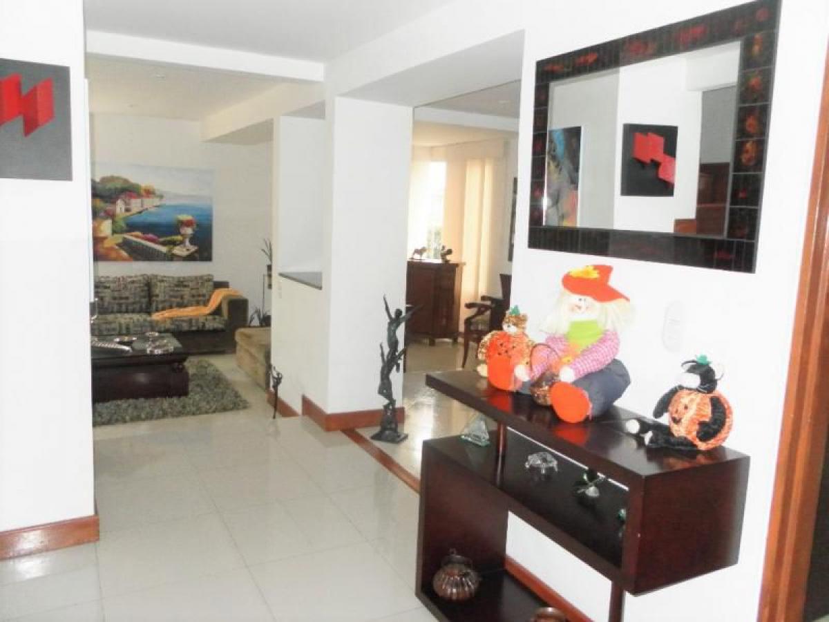 Casa de 3 dormitorios en Bogotá, Colombia No. 13677