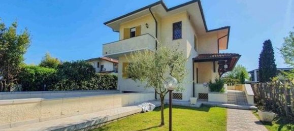 7-salle Villa à Forte dei Marmi, Italy No. 35555 3