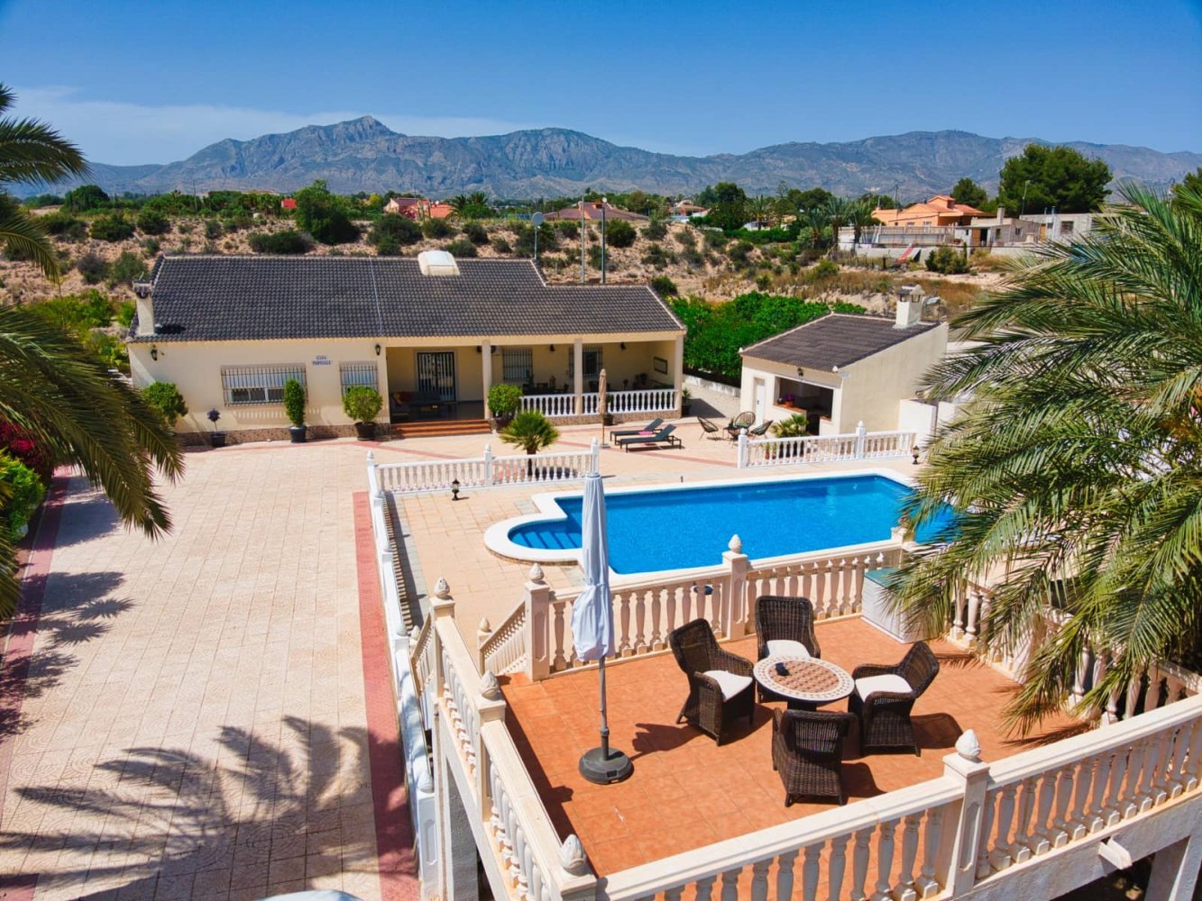 5 bedrooms House in Albatera, Spain No. 209034