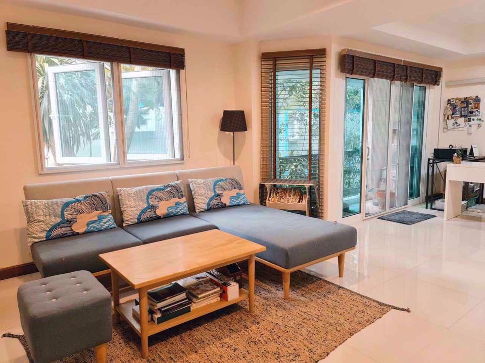3 bedrooms Condo in Huai Khwang, Thailand No. 4797