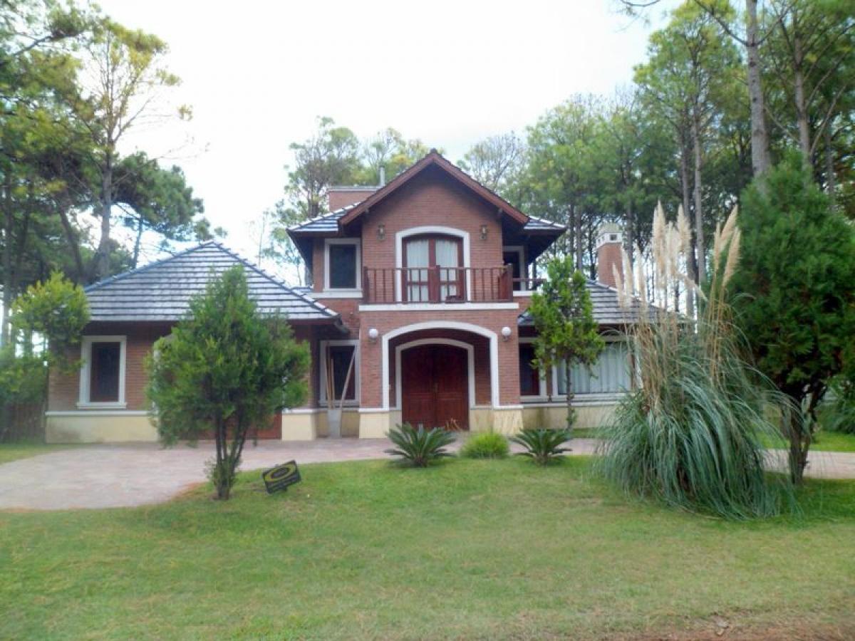 Casa de 4 dormitorios en Mar del Plata, Argentina No. 75596