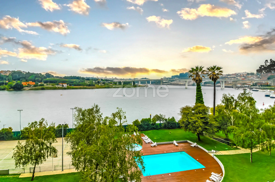 4 bedrooms Apartment in Porto, Portugal No. 320338