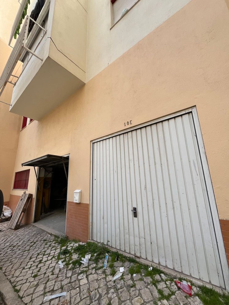 45m² Garage in Lisbon, Portugal No. 64283