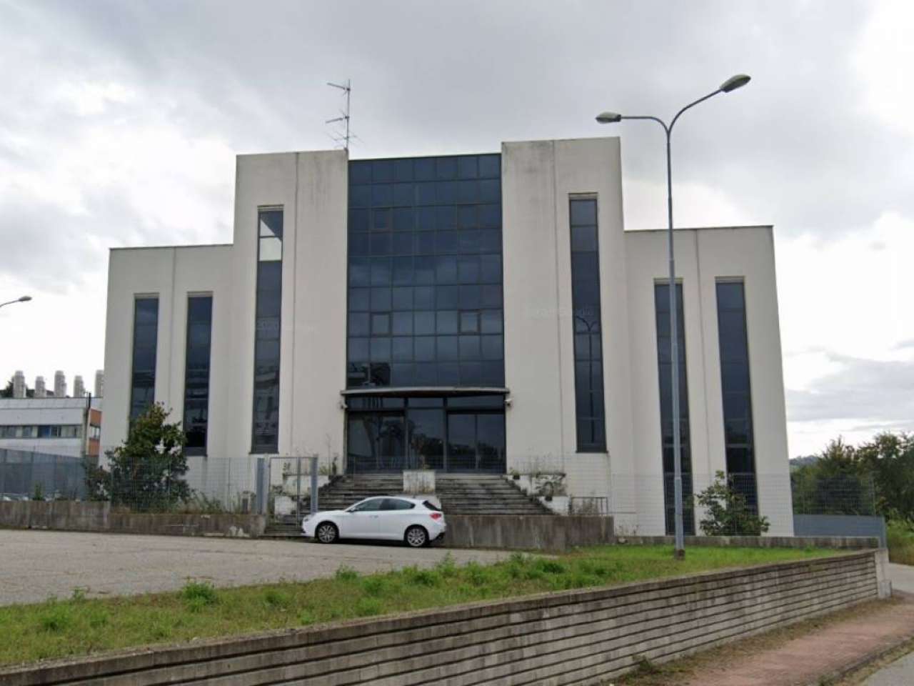 9-salle Bâtiment à Valenza, Italy No. 271640