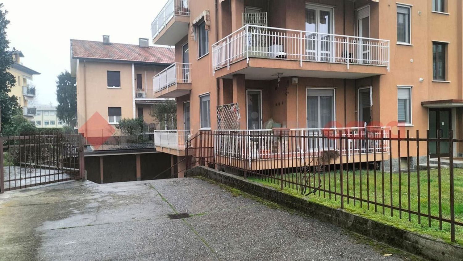  مرآب في Arona, Italy 13متر مربع رقم 10449