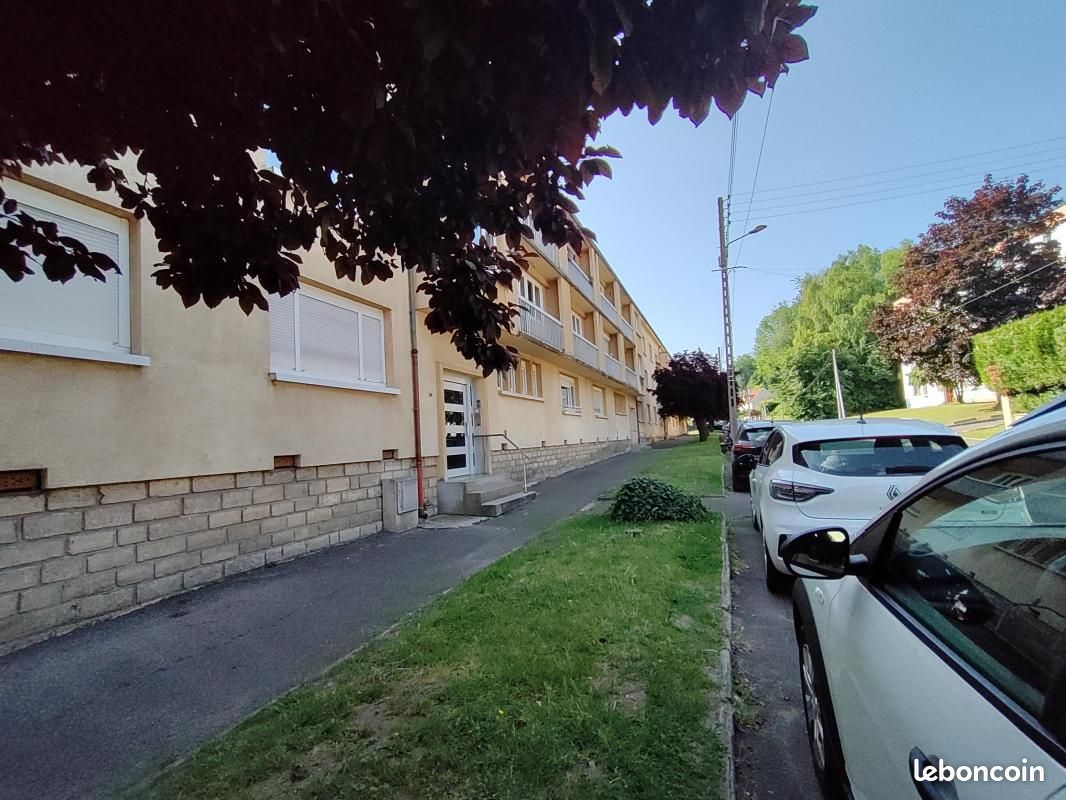 Studio in Pont-Sainte-Maxence, France No. 281919