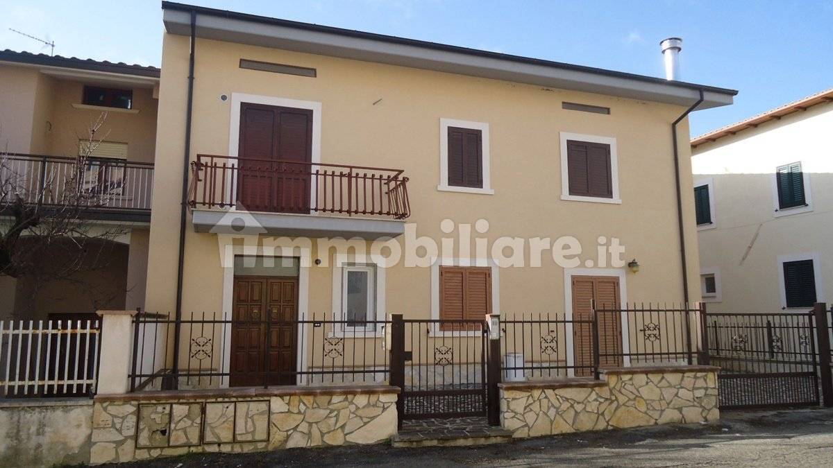 4 bedrooms House in Prata d'Ansidonia, Italy No. 165076