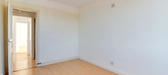 2 bedrooms Apartment in Colombes, France No. 173566 3