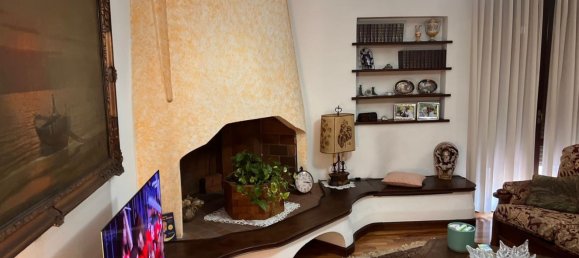 5 rooms Apartment in Reggio Emilia, Italy No. 70811 3
