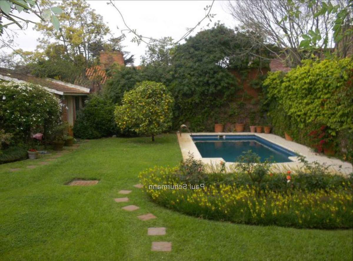 4 bedrooms House in Montevideo, Uruguay No. 10640