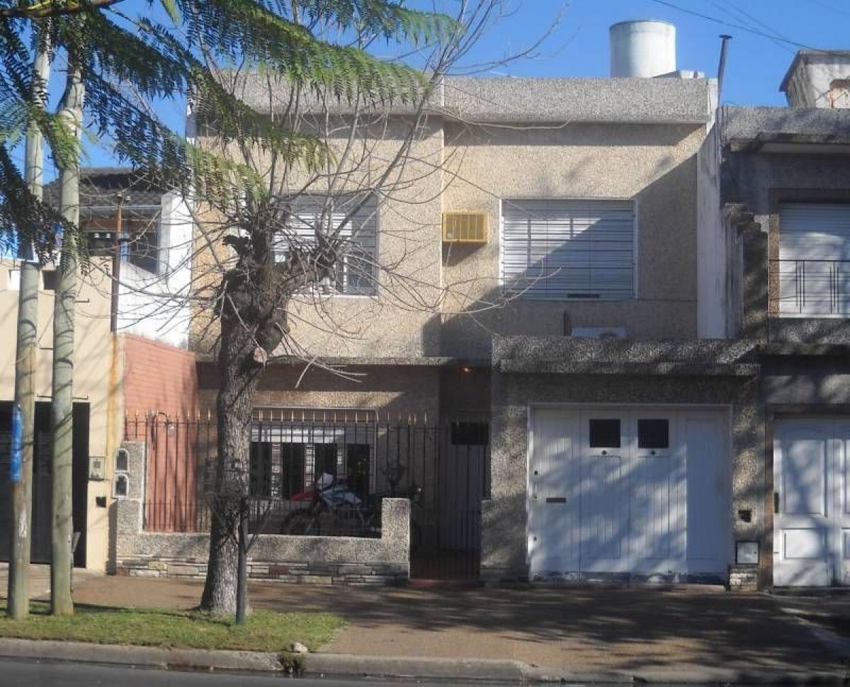 Дом с 4 спальнями в Ланус, Аргентина № 53438