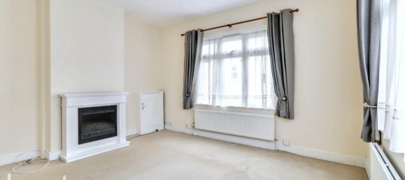 3 bedrooms Bungalow in Caterham, United Kingdom No. 4860 3