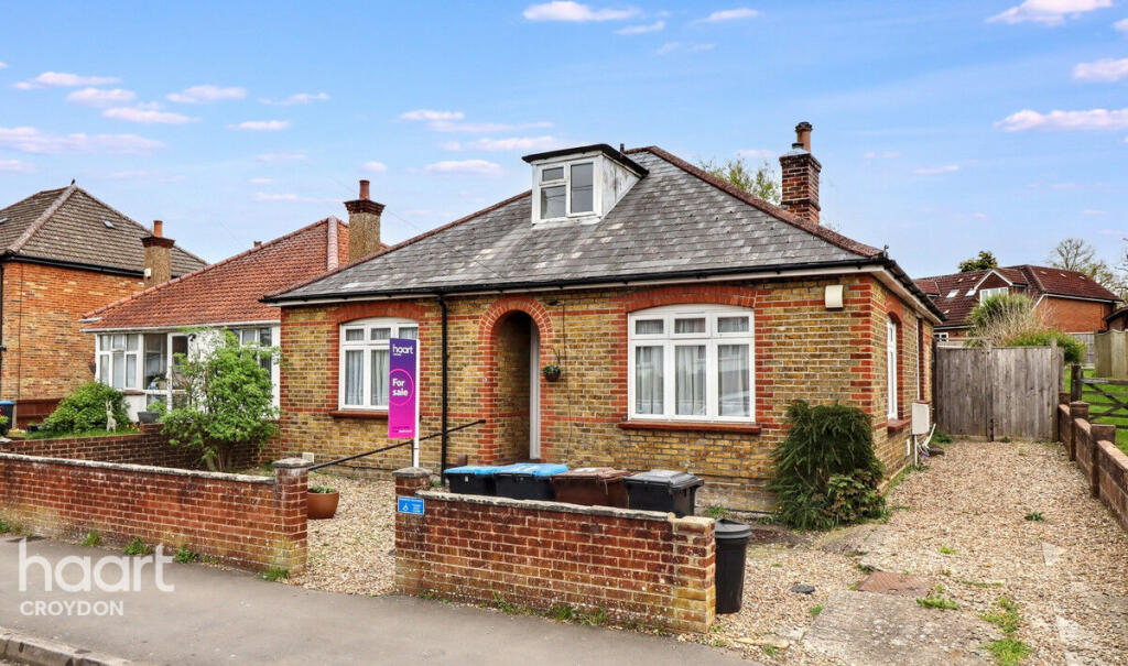 3 bedrooms Bungalow in Caterham, United Kingdom No. 4860