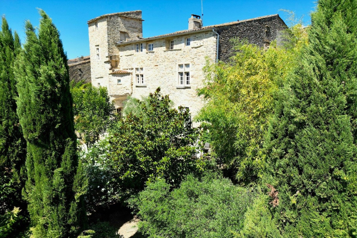  Castillos de 6 dormitorios en Uzes, France No. 279726