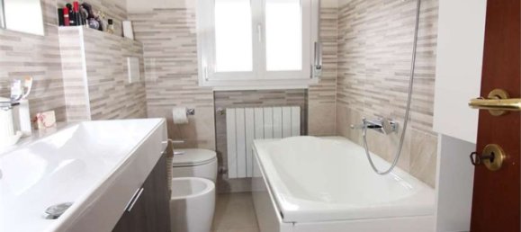 4 Schlafzimmer Wohnung in Sassuolo, Italy, Nr. 318633 10