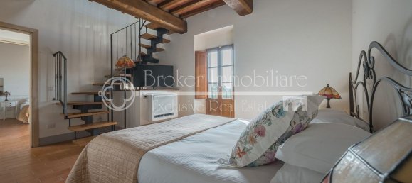 Дом с 12 комнатами в Палая, Италия № 53700 31