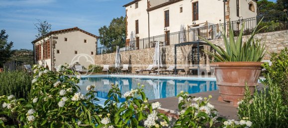 Дом с 12 комнатами в Палая, Италия № 53700 6