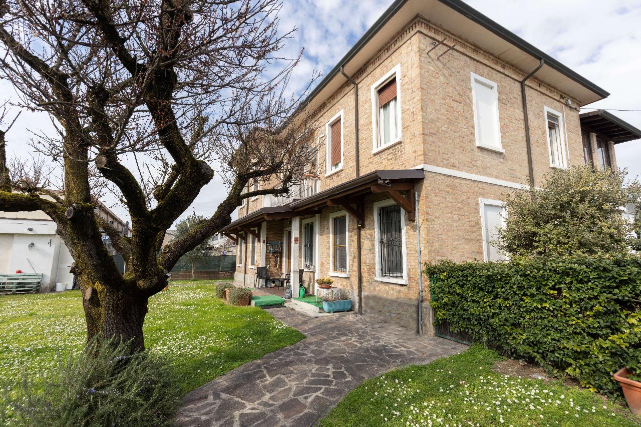 8 rooms Apartment in Ostiglia, Italy No. 42226