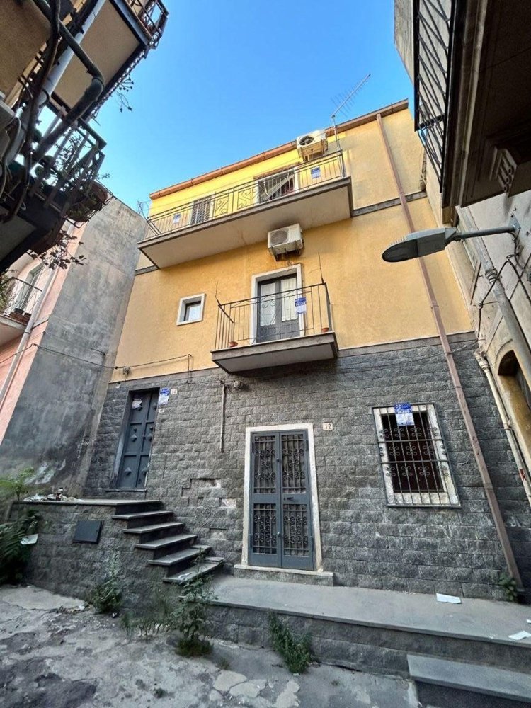 Casa de 4 habitaciónes en Paternò, Italy No. 259714