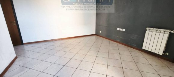 Квартира с 3 комнатами в Рим, Италия № 200371 4