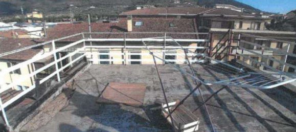 Apartamento de 7 habitaciónes en Prato, Italy No. 190118 2